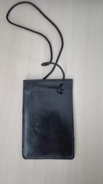 Portatessera in cuoio con laccetto